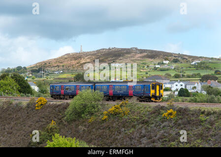 Primo grande treno occidentale attraversando la Brea argine tra Camborne e Redruth, Cornwall. Carn Brea è in background. Foto Stock