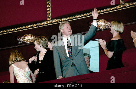 Washington, DC.,USA, 30 Giugno,1993 presidente William Jefferson Clinton onde per la folla come lui e la First Lady Hillary Clinton insieme con la loro figlia Chelsea e Hillary vicino amico attrice Mary Steenburgen arrivano al Presidente della scatola presso il Kennedy Center per le Arti Performative. Credito: Mark Reinstein Foto Stock