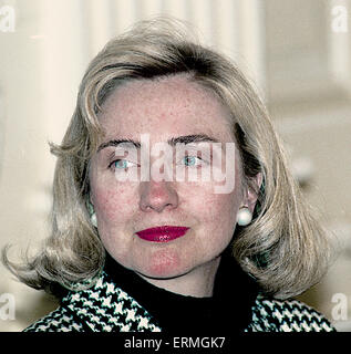 Washington, DC.,STATI UNITI D'AMERICA, 14 Aprile 1993 prima signora Hillary Rodham Clinton foto op nella Sala Est della Casa Bianca. Credito: Mark Reinsten Foto Stock