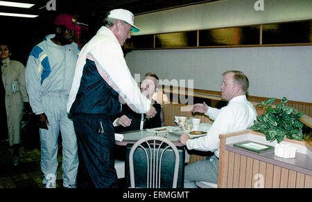 Washington, DC. Stati Uniti d'America, 19 novembre 1992 President-Elect William Jefferson Clinton va di jogging e si ferma al McDonald's posizione su MST. NW. a Washington DC. Il sig. Clinton si arresta e scuote le mani con le persone che stavano seduti e mangiare al McDonald's. Credit:contrassegnare Reinstein Foto Stock