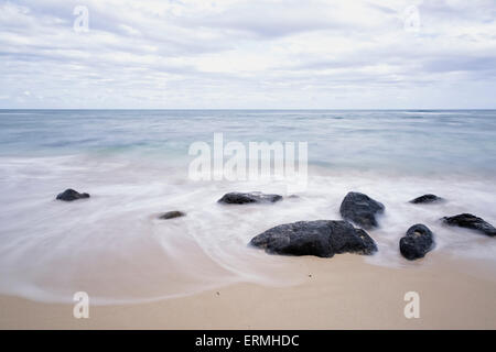 Lavaggio di surf lungo la spiaggia; Wailua, Kauai, Hawaii, Stati Uniti d'America Foto Stock