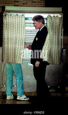 Little Rock, Arkansas, 3 novembre 1992 governatore William Clinton è affiancato da sua figlia Chelsea nel voto di booth come Egli getta il suo voto nelle elezioni generali. Credito: Mark Reinstein Foto Stock