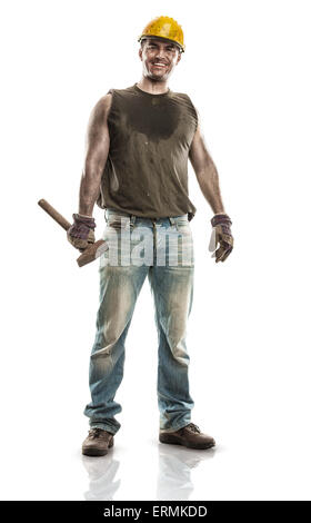 Giovane lavoratore sporco uomo con elmetto casco tenendo un martello isolati su sfondo bianco Foto Stock