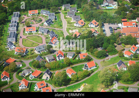 Vista aerea di una comunità residenziale, villaggio di Haamstede, Paesi Bassi, foto scattata da sopra durante un elicottero da aria Foto Stock