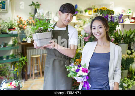 Fioraio e del cliente in negozio di fiori Foto Stock