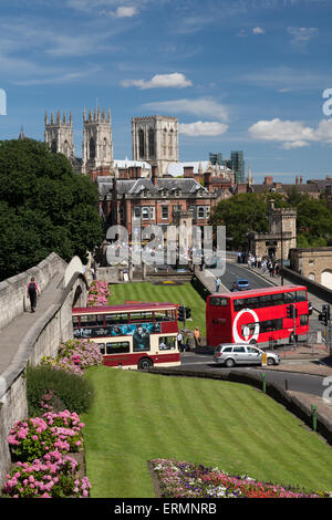 York Minster, the Bar Walls and double decker buses crossing Lendal bridge. Foto Stock