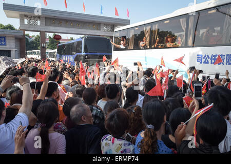 (150605) -- LU'AN, 5 giugno 2015 (Xinhua) -- i genitori e gli insegnanti si riuniscono per vedere il collegio nazionale esame di ammissione dei candidati a Maotanchang Middle School di lu'an City, est cinese della provincia di Anhui, Giugno 5, 2015. Della Cina nazionale annuale collegio ingresso esame si terrà dal 7 Giugno al 9 di quest'anno. (Xinhua/Zhang Duan) (lfj) Foto Stock