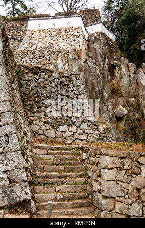 Giappone, Takahashi, Bitchu Matsuyama montagna top castello. Rovina di porta OTE-yaguramon con le mura di Dobei di Uma Yaguruma, torretta, torreggiante sopra. In inverno. Foto Stock