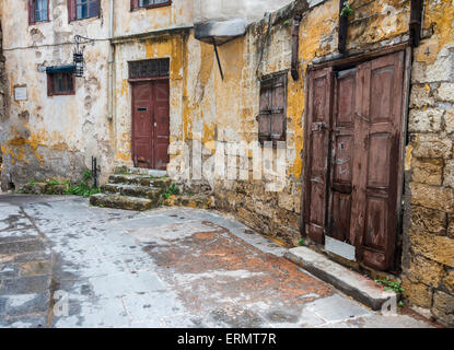 Tipica strada nella città vecchia di Rodi in Grecia che mostra tipo medievale strade e architettura Foto Stock