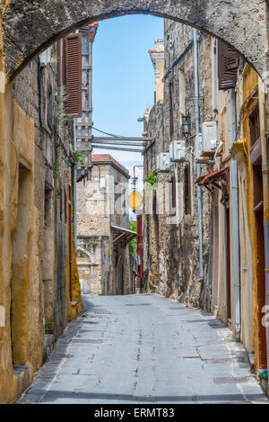 Tipica strada nella città vecchia di Rodi in Grecia che mostra tipo medievale strade e architettura Foto Stock