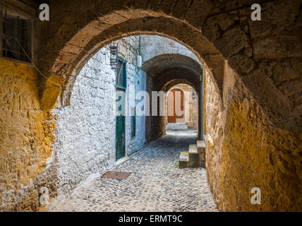 Archi medievali lungo una strada a ciottoli nel cuore della città vecchia di Rodi, Grecia. Foto Stock