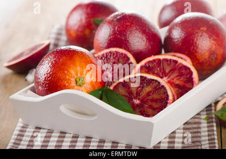 Sangue fresco di arance in bianco scatola di legno. Foto Stock