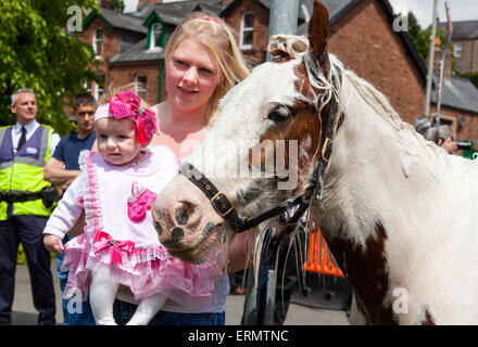 Appleby-in-Westmoreland, U.K. Il 4 giugno 2015. Un giovane zingaro madre con bambino e cavallo a Appleby Horse Fair. La fiera è esistita dal 1685 sotto la protezione di una carta concessa dal re Giacomo II. A partire del primo giovedì di giugno e in esecuzione per una settimana la fiera è visitata da Romany Zingari, cavallo di commercianti e viaggiatori provenienti da tutta Europa. Credito: Mark Richardson/Alamy Live News Foto Stock