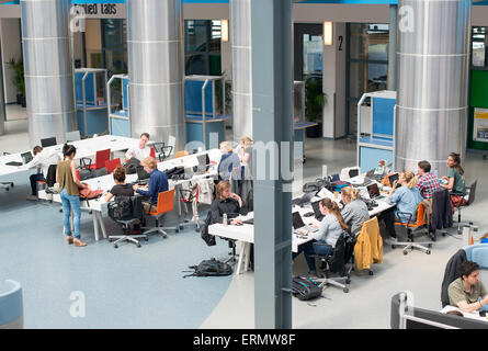 DELFT,Olanda - aprile 21: Ragazzi e ragazze sulle tecniche di università stanno studiando in auditorium tra le lezioni in Delft, Foto Stock