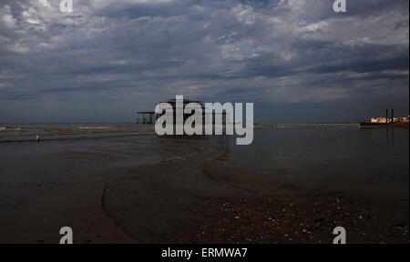 Brighton, Regno Unito. 5 Giugno, 2015. Dark cieli sopra di Brighton il Molo Ovest questa mattina come tempo caldo e temporali sono previsioni per il sud est del credito di oggi: Simon Dack/Alamy Live News Foto Stock