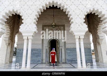 Guardia in uniforme tradizionale presso il cancello del Mausoleo di Mohammed V e Hassan II, Rabat, Marocco Foto Stock