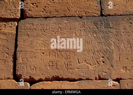 Nome inciso del Principe Hermann Ludwig Heinrich von Pückler-Muskau su Hathor tempio romano o chiosco, Naga, la Nubia, Nahr un a zero Foto Stock