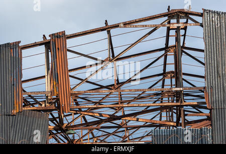 Magazzino abbandonato con esposti arrugginimento travi. Foto Stock