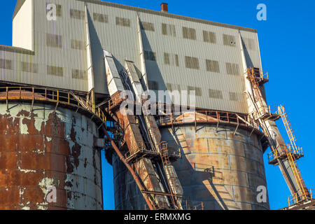 Industrial Chemical Plant serbatoi con vecchio, arrugginimento scivoli. Brunner Mond, Winnington, Northwich, Cheshire, Regno Unito Foto Stock