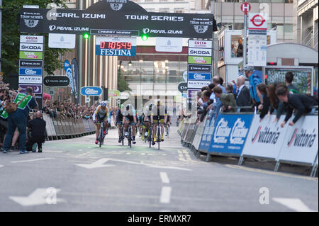 Fine del round 8 del world class gara ciclistica per le strade della capitale del distretto finanziario di Canary Wharf. Foto Stock