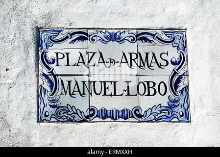 Segno piastrellato Plaza d' Armas storico quartiere coloniale di Colonia del Sacramento Uruguay Foto Stock