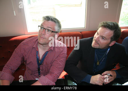 Bayeux, Normandia, Francia. Il 4 giugno 2015. (L-r) Stephen McCole che riproduce le alci Heylinger e Peter O'Meara chi gioca Norman Dike in Spielberg e Hank's banda di fratelli serie ascoltare attentamente per fan. Attori del cast ha firmato autografi per i fan a Villa Lara Hotel come parte del D-Day Festival 2015. Questo anno è il settantesimo anniversario della fine della II Guerra Mondiale. © Daniel e Flossie bianco/Alamy Live News Credito: Daniel e Flossie bianco/Alamy Live News Foto Stock