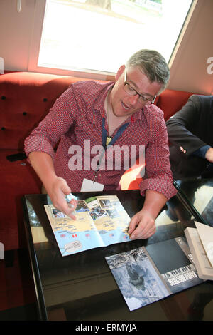 Bayeux, Normandia, Francia. Il 4 giugno 2015. Stephen McCole che riproduce le alci Heylinger in Spielberg e Hank's banda di fratelli serie ha firmato autografi per i fan a Villa Lara Hotel come parte del D-Day Festival 2015. Questo anno è il settantesimo anniversario della fine della II Guerra Mondiale. © Daniel e Flossie bianco/Alamy Live News Credito: Daniel e Flossie bianco/Alamy Live News Foto Stock