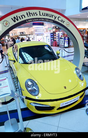 Promozione presso i Duty Free, l'aeroporto internazionale di Dubai, Emirati Arabi Uniti Foto Stock