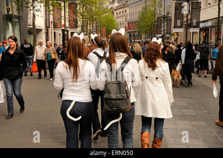 Antwerp / Antwerpen, Belgio. Le ragazze in costume prima di uscire la sera Foto Stock