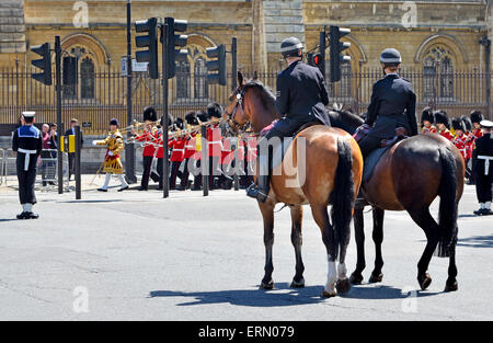 Londra, Regno Unito. 27 Maggio, 2015. Montate i funzionari di polizia presso lo Stato apertura del Parlamento Foto Stock