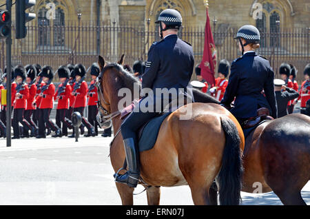 Londra, Regno Unito. 27 Maggio, 2015. Montate i funzionari di polizia presso lo Stato apertura del Parlamento Foto Stock