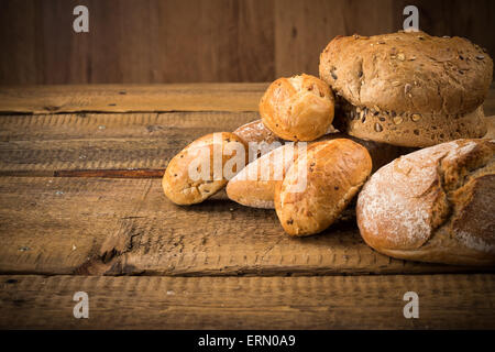 Close-up di pane tradizionale su un tavolo di legno Foto Stock