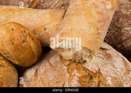 Close-up di pane tradizionale su un tavolo di legno Foto Stock