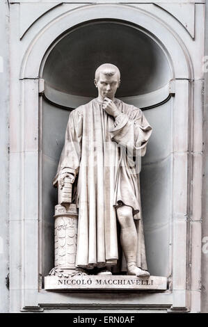 Statua di Niccolò Machiavelli nella galleria degli Uffizi, visto in Lungarno degli Archibusieri street. Firenze, Italia. Foto Stock