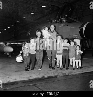 Il primo fantasma reale unità di addestramento verrà commissionato alla formazione Royal Air Station in Yeovilton, Somerset. Tenente Comandante Peter Marshall è stato scelto per guidare la formazione dei piloti e degli osservatori che sarà in grado di volare la versione da caccia del velivolo. Qui egli è raffigurato con i suoi otto figli presso la stazione di aria. Il 13 gennaio 1969. Foto Stock