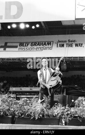 Billy Graham, American Christian evangelista, missione Inghilterra Crociata, Villa Park, Birmingham, 6 luglio 1984. Special Guest, cantante, Cliff Richard. Foto Stock