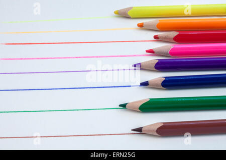 Diverse linee di colori diversi eith le matite colorate usate per fare loro Foto Stock