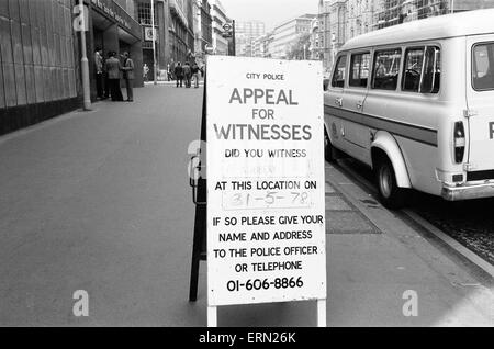 La rapina a mano armata impegnati al Daily Mirror sede a Holborn, Londra, 31 maggio 1978. Due ladri hanno attaccato la sicurezza Express furgoncino, rubando quasi ¿200.000. Colpi sparati, di punto in bianco gamma, a sangue freddo di uccisione di guardia di sicurezza Tony Castra, sposato e padre di età compresa tra 38 anni. Nella foto, la polizia appello per testimoni, 1 giugno 1978. Foto Stock