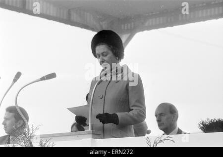 La regina Elisabetta II Visita Birmingham, per aprire il grande Charles Street Queensway tunnel, parte dell'A38, 7 aprile 1971. Foto Stock