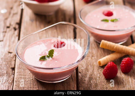 Fragole fresche e lampone frullato con foglie di menta su vetro Foto Stock