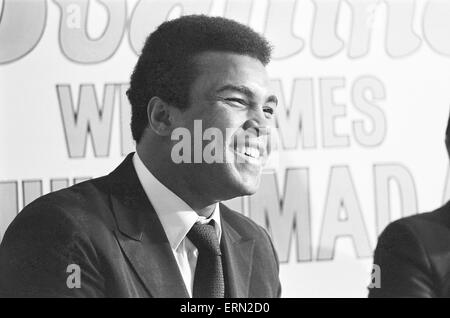 Muhammad Ali visiti la co-op e la stazione ferroviaria Birmingham New Street durante il suo tour promozionale per Ovaltine prima di ospitare una conferenza stampa presso l'Albany Hotel. 13 ottobre 1971. Foto Stock