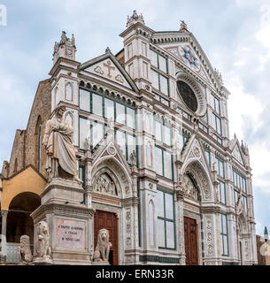 Firenze, Italia - 22 Marzo 2014: giornata di vista della Basilica di Santa Croce Basilica), con la statua di Dante a sinistra Foto Stock