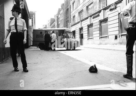 La rapina a mano armata impegnati al Daily Mirror sede a Holborn, Londra, 31 maggio 1978. Due ladri hanno attaccato la sicurezza Express furgoncino, rubando quasi £200.000. Colpi sparati, di punto in bianco gamma, a sangue freddo di uccisione di guardia di sicurezza Tony Castra, sposato e padre di età compresa tra 38 anni. Foto Stock