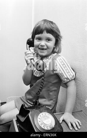 Sei anni di Jayne Myers riceve il suo settimanale chiamata di telefono da cinque anni di vecchio ragazzo Andrew Butler che chiama dal telefono nel riquadro alla fine del suo viaggio. Il 6 settembre 1972. Foto Stock
