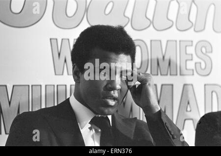 Muhammad Ali visiti la co-op e la stazione ferroviaria Birmingham New Street durante il suo tour promozionale per Ovaltine prima di ospitare una conferenza stampa presso l'Albany Hotel. 13 ottobre 1971. Foto Stock