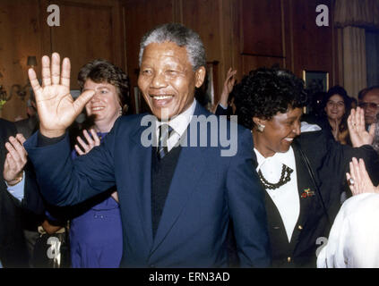 Nelson Mandela, vice leader, il Congresso Nazionale Africano, visiti Londra, UK per la prima volta dal suo rilascio (11 febbraio 1990), domenica 15 aprile 1990. Moglie di Winnie Mandela in background. Foto Stock