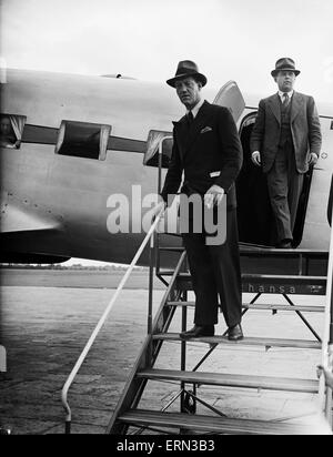 Il principe Axel di Danimarca in visita ufficiale dis-imbarca dal danese Air Lines' Focke-Wulf Fw 200A-0 Condor OY-DAM Dania visto qui a Croydon il 28 luglio 1938, dopo aver completato il volo inaugurale tra Copenaghen a Londra. Foto Stock