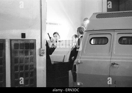 La rapina a mano armata impegnati al Daily Mirror sede a Holborn, Londra, 31 maggio 1978. Due ladri hanno attaccato la sicurezza Express furgoncino, rubando quasi ¿200.000. Colpi sparati, di punto in bianco gamma, a sangue freddo di uccisione di guardia di sicurezza Tony Castra, sposato e padre di età compresa tra 38 anni. La ricostruzione della polizia, 2° giugno 1978. Foto Stock