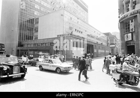 La rapina a mano armata impegnati al Daily Mirror sede a Holborn, Londra, 31 maggio 1978. Due ladri hanno attaccato la sicurezza Express furgoncino, rubando quasi £200.000. Colpi sparati, di punto in bianco gamma, a sangue freddo di uccisione di guardia di sicurezza Tony Castra, sposato e padre di età compresa tra 38 anni. Nella foto, la folla si raccolgono al di fuori della scena del crimine. Foto Stock