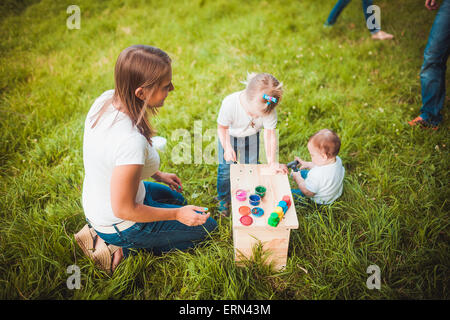 La famiglia felice pittura birdhouse Foto Stock